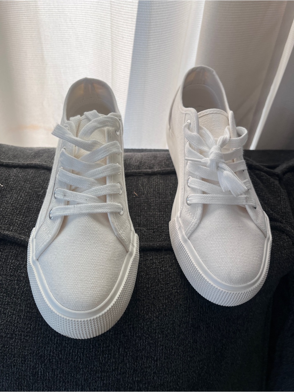 Classic White/cream Canvas Low-Top Sneakers